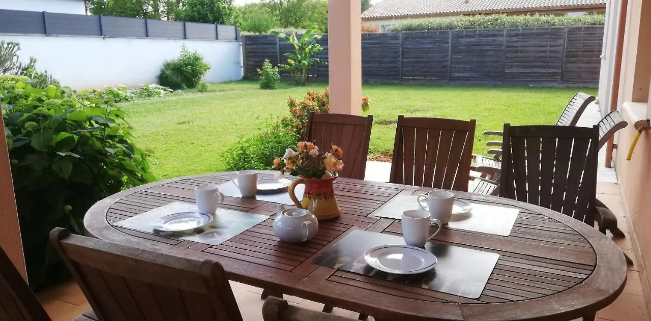 Villa Spacieuse Avec Piscine Prive , Vallee Du Lot Prayssac